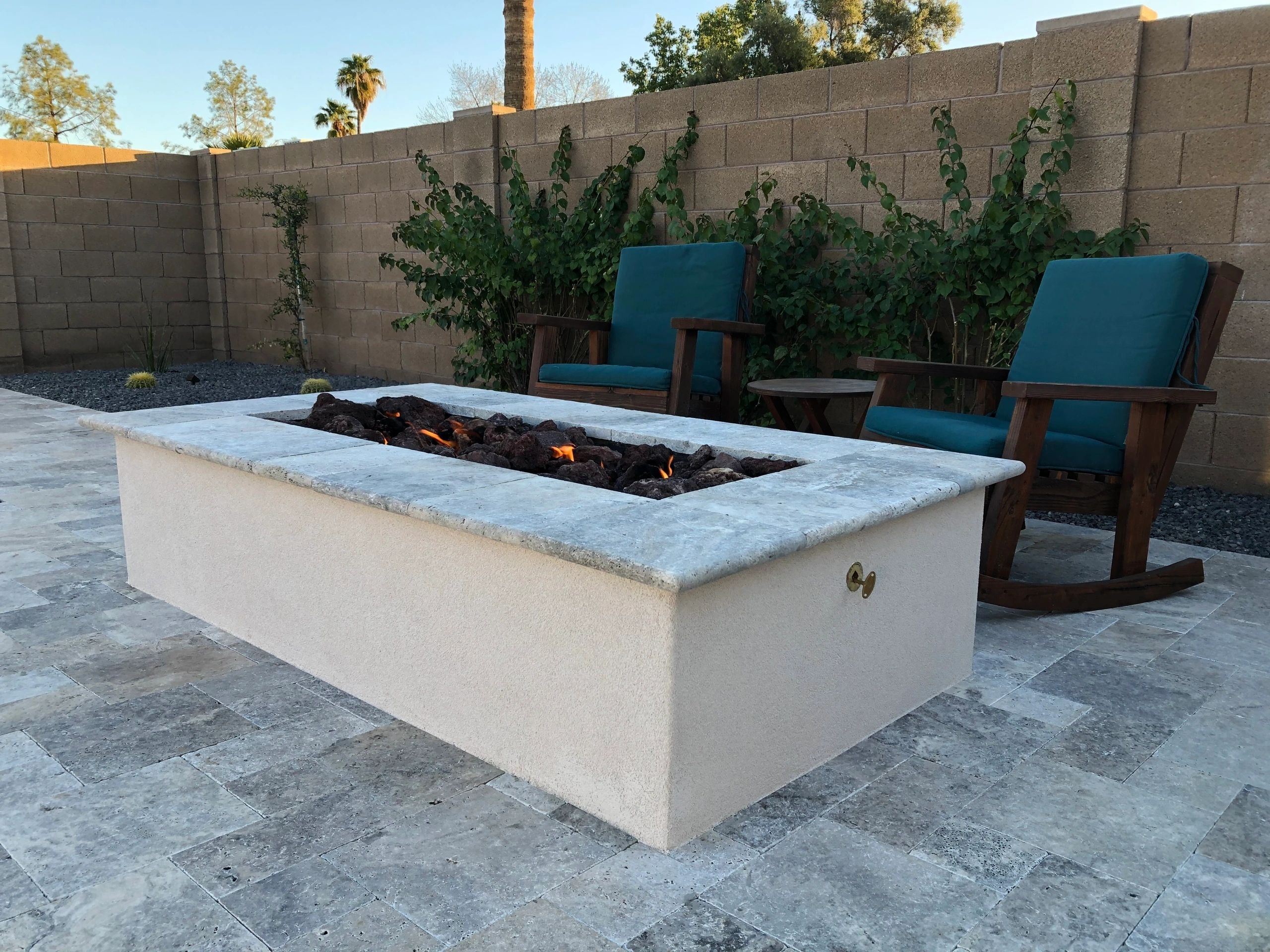 A fire pit sitting in the middle of an outdoor patio.